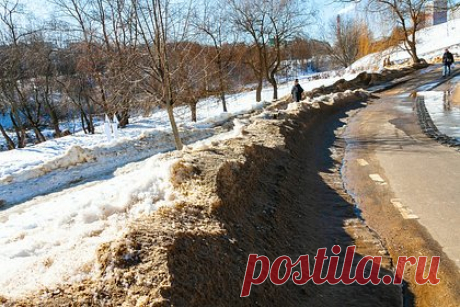 В Москве растаяло 14 сантиметров сугробов за неделю. Высота сугробов в Москве уменьшилась на 14 сантиметров за неделю. Об этом сообщил научный руководитель Гидрометцентра России Роман Вильфанд. «За всю прошедшую неделю высота снега уменьшилась на 10 сантиметров, в отдельных пунктах — даже на 14 сантиметров», — отметил метеоролог.
