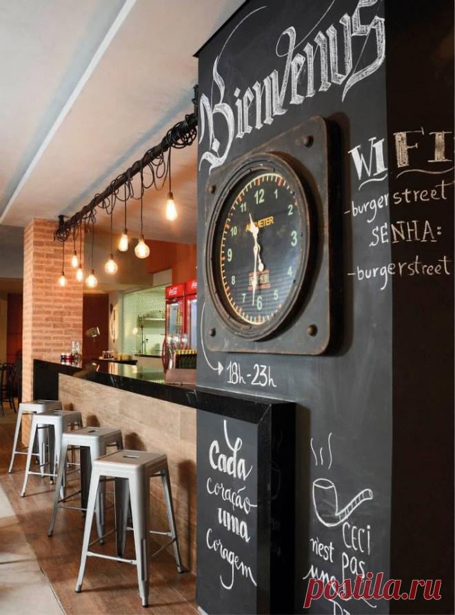 Zwarte krijtwand uitstekend voor communicatie WiFi etc..