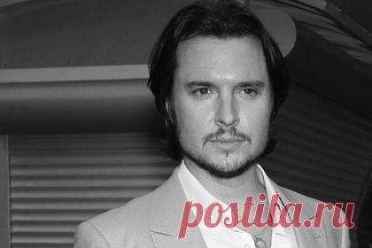 Умер звезда сериала «Кости». Американский актер Хит Фриман скончался на 42-ом году жизни. В настоящее время причина смерти Фримана неизвестна. Отмечается, что он умер во сне в своем доме в Остине. Наибольшую известность артисту принесла роль в сериале «Кости». Он также играл в таких шоу, как «Скорая помощь», «Без следа».