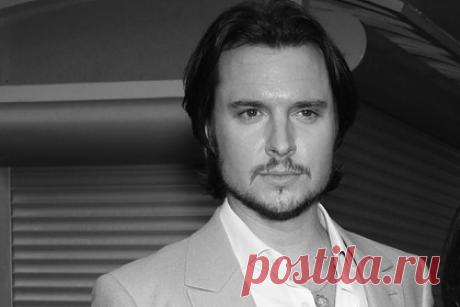 Умер звезда сериала «Кости». Американский актер Хит Фриман скончался на 42-ом году жизни. В настоящее время причина смерти Фримана неизвестна. Отмечается, что он умер во сне в своем доме в Остине. Наибольшую известность артисту принесла роль в сериале «Кости». Он также играл в таких шоу, как «Скорая помощь», «Без следа».