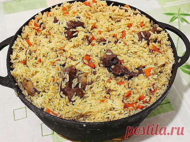 Секреты вкусного плова! Плюс поэтапное приготовление узбекского плова!

Секреты вкусного плова

* Морковь нужно резать длинной соломкой и ни в коем случае не тереть. Не бойтесь переборщить с длиной, чем длиннее соломка, тем вкуснее плов.

* Лучшая посуда для плова — толстая чугунная кастрюля, глубокая и толстая сковорода, чугунный казан. В любом варианте – с плотно прилегающей крышкой.

* Соль и специи лучше всего добавлять в середине приготовления зирвака (так восточные н...