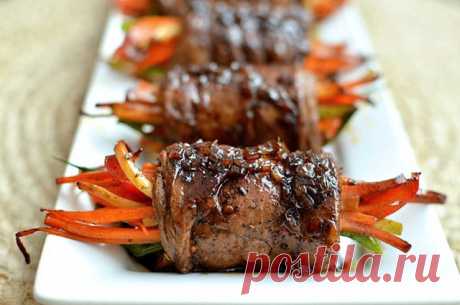 ТОП-7 РЕЦЕПТОВ МЯСНЫХ БЛЮД 

1) Котлеты по-французски

ИНГРЕДИЕНТЫ:

Для фарша:
● Фарш "домашний"- 1кг
● Булка нарезка - 4-5 кусочков
● Молоко(для вымачивания булки) - 300мл
● Лук - 1шт.
● Чеснок - 1 долька
● Соль, перец - по вкусу
● Вода - 100-150 мл

Для начинки:
● Лук - 2шт.
● Шампиньоны свежие - 10шт.
● Помидор крупный - 2шт.

Для соуса:
● Сметана - 4ст.л.
● Майонез - 3ст.л.
● Сыр твердый - 50-70г
● Соль, перец

ПРИГОТОВЛЕНИЕ:
Мякиш булки залить молоком и оставить мину...