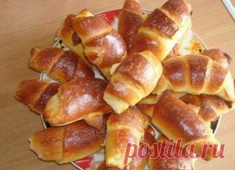 Очень простой рецепт рогаликов.
Тесто получается сдобным и, что самое главное, не надо ждать пока оно подойдёт, сразу же после замеса можно начинать заниматься выпечкой. Очень легко и быстро.
Ингредиенты:
1 пачка (200 г.) масла
3 стакана муки
2 яйца
1/2 стакана сахара
10 гр. сухих дрожжей
джем или варенье, повидло на ваш вкус.
Муку просеять в миску для насыщения ее воздухом. Так рогалики получатся пышными. Всыпьте сухие дрожжи в муку и перемешайте. На крупной терке потереть масло прямо в миск