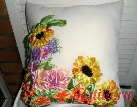 Вышиваем подсолнухи лентами: мастер-класс Вышиваем подсолнухи лентами: мастер-классВ подобной технике можно вышить и некоторые другие цветы тоже. Например, астры.