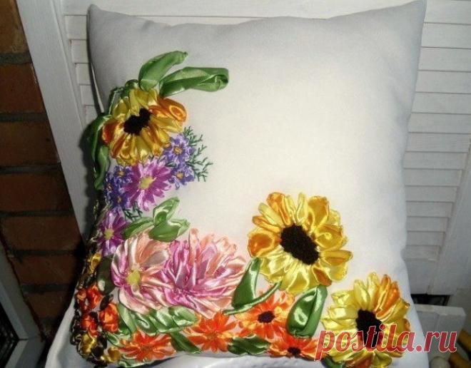 Вышиваем подсолнухи лентами: мастер-класс Вышиваем подсолнухи лентами: мастер-классВ подобной технике можно вышить и некоторые другие цветы тоже. Например, астры.