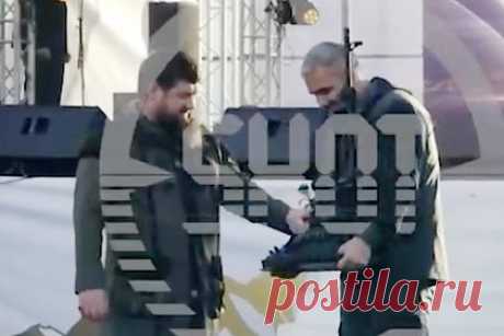 Кадырову подарили пулемет из обломков снарядов ВСУ. Бойцы спецназа «Ахмат» подарили главе Чечни Рамзану Кадырову пулемет, изготовленный донецким мастером в зоне специальной военной операции из обломков снарядов Вооруженных сил Украины, которыми те обстреливали ДНР. «Видите, дали пулемет, а мы будем стрелять из пулемета», — заявил в ответ Кадыров.