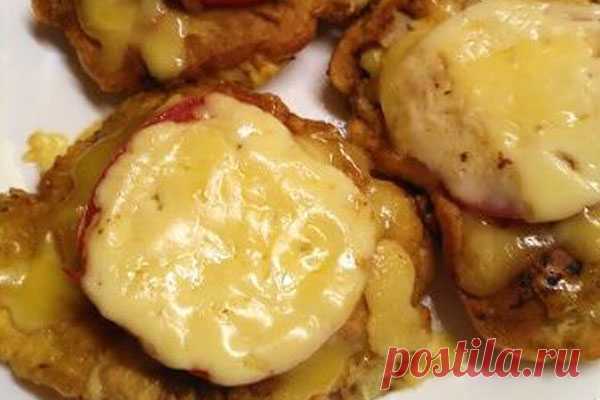 Отбивные с сыром и помидорами

Отбивные с сыром и помидорами получаются очень сочными и вкусными. Готовить таким способом свиные отбивные на сковороде гораздо быстрее, чем запекать в духовке.
