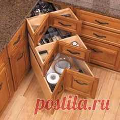 Небольшие пространства часто вызывают у их обладателей сожаления. Хозяйки мечтают о дополнительном месте для хранения всякой всячины. Иногда попадаются комментарии о том, что невозможно создать уют в маленьком помещении, что много вещей могут остаться без места. Поэтому сегодня я подобрала фото маленьких кухонь, очень уютных и милых. Некоторые из них лаконичны, с минимумом мебели.