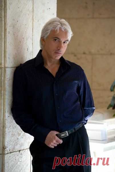 Пользователь Klaudia A. сохранил этот пин на доску «Хворостовский stuff»
Dmitri Hvorostovsky (Baritone) - Short Biography  |  Pinterest