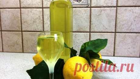 Итальянский ликер Лимончелло с цедрой лимона

В оригинальном рецепте используются лимоны из Сорренто, однако отыскать им хороший аналог достаточно сложно. Старайтесь выбирать самые ароматные и качественные лимоны, чтобы ликер получился как можно вкуснее. 

Ингредиенты: 
• Около полутора литра воды 
• 1 л. этилового спирта (как минимум 90-процентный) 
• 750 граммов сахара 
• пять зеленых лимонов (для оттенка, можно заменить желтыми), и восемь – желтых 

Приготовление: 
1. Т...