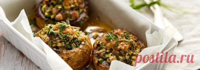 Запеченные шампиньоны со шпинатом • Рецепт Ароматные и вкусные запеченные в духовке шампиньоны со шпинатом и чесноком. Шпинат в рецепте можно использовать как свежий, так и замороженный.