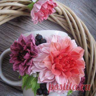 В наличии!!! Иногда, очень хочется отвлечься от повседневной рутины, поддаться вдохновению и создать что-то такое тёплое, красивое, от чего дух захватывает, чтобы потом смотреть на свою работу и удивляться, неужели ты сама это сотворила😊🙈 На мой взгляд, цветы на кружке распустились нереальной красоты, не знала как сфотографировать, чтобы было видно как они прекрасны😍😍😍 Георгины... одни из самых красивых цветов😍😍😍По одной из местных мексиканских легенд георгины появ...