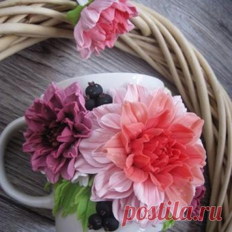 В наличии!!! Иногда, очень хочется отвлечься от повседневной рутины, поддаться вдохновению и создать что-то такое тёплое, красивое, от чего дух захватывает, чтобы потом смотреть на свою работу и удивляться, неужели ты сама это сотворила😊🙈 На мой взгляд, цветы на кружке распустились нереальной красоты, не знала как сфотографировать, чтобы было видно как они прекрасны😍😍😍 Георгины... одни из самых красивых цветов😍😍😍По одной из местных мексиканских легенд георгины появ...