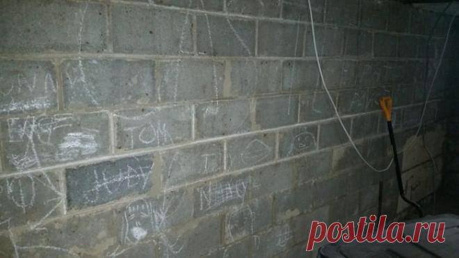 Парень снес старую стену, возведенную в 1940-х.