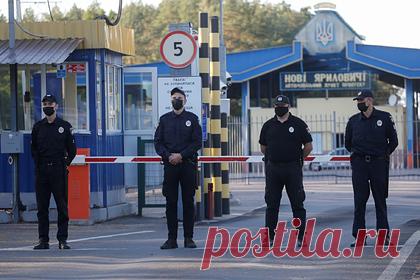 Украина запретила въезд заместителю погибшего в Киеве белорусского активиста. Украина на три года запретила въезд Родиону Батулину — заместителю главы «Белорусского дома на Украине» (БДУ) Виталия Шишова, погибшего в Киеве. «Основания запрета пограничникам не известны. Ссылаются на "секретность" СБУ», — заявили в самой организации. В июле заместитель Шишова выехал в Евросоюз.