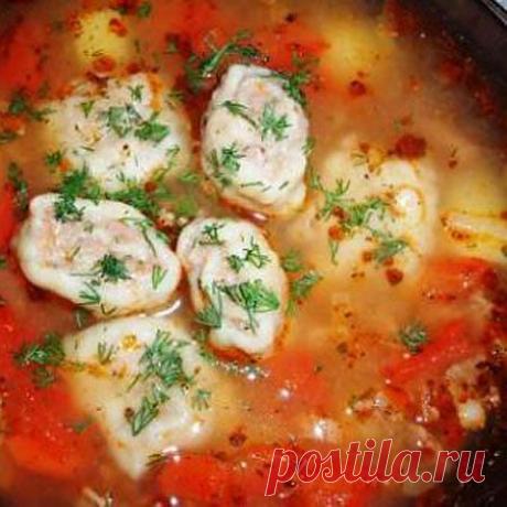 Суп с пельменями
Академия кулинарии


Очень часто перед обедом каждая домохозяйка ломает себе голову над тем, какое же первое горячее блюдо приготовить своим любимым домочадцам. А если на творение какого - либо совершенного кулинарного шедевра времени в обрез и в холодильнике завалялись, вовремя припасенные пельмешки, то ответ напрашивается сам собой, это - Суп с пельменями!