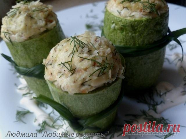 ЗАПЕЧЁННЫЕ КАБАЧКИ С ЛЮБИМОЙ НАЧИНКОЙ.
Приготовим начинку из вкусного творога, копчёного сыра (натереть на крупной тёрке), чеснока по вкусу, зелени - у меня укроп, чёрного молотого перца, соль по  вкусу. Хорошо перемешать. Пропорции начинки зависят от количества кабачков, сыр в сочетании с творогом 1 к 2.

Режем помидор небольшими кубиками. Много сразу не нарезайте,чтобы не стёк, лучше дорезать.