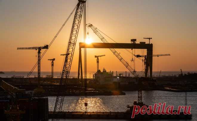 «Коммерсантъ» узнал, кому Лисин продал Окскую судоверфь. «Волга-флот» сообщил о продаже Окской судоверфи 8 декабря, не называя суммы и покупателя. По данным «Ъ», покупателем стал бывший глава совета директоров «Совфрахта». Одной из причин продажи источники назвали «санкционные риски»
