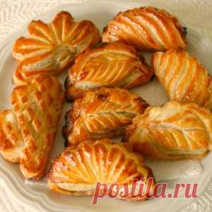 Как лепят и выпекают слоеные пирожки: мастер-класс