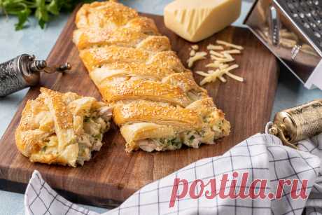 Слоеный пирог с курицей и сыром.