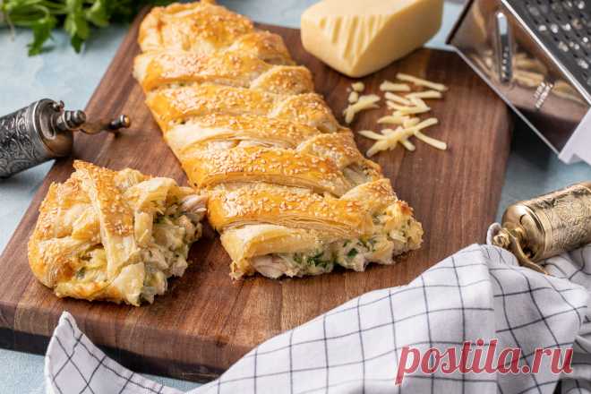 Слоеный пирог с курицей и сыром.