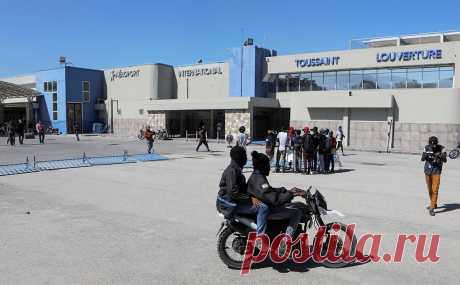 Премьер-министра Гаити заблокировали в аэропорту протестующие полицейские. Премьер-министр Гаити Ариэль Анри оказался заблокирован группой протестующих полицейских в аэропорту имени Туссен-Лувертюра в Порт-о-Пренсе (столица Гаити).