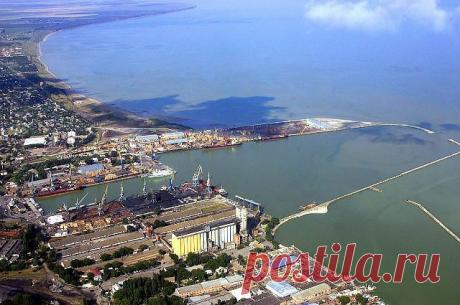 Город Ейск- это уникальный грязевой, климатический и детский курорт. Ейск имеет исключительные возможности сочетания минеральных вод и лечебных грязей. Все это в совокупности делает город уникальным бальнеологическим морским курортом. 40 км от Ейска находится Ханское озеро, которое славиться своими лечебными грязями и источником йодо-бромных и сероводородных минеральных вод.