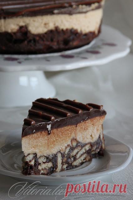 Торт с печеньем, шоколадом и сгущённым молоком без выпечки Наверное многим знакомо как бывает лень возиться с выпечкой.да ещё когда на улице жара. А семья требует сладкого тогда на помощь нам приходит этот торт. Который с минимум затрат времени растопят сердце каждого. форма диаметром 24 с съёмными бортами 250 г бисквитного печенья(пети бер) 200 г горького…