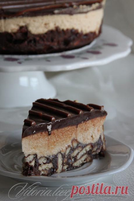 Торт с печеньем, шоколадом и сгущённым молоком без выпечки Наверное многим знакомо как бывает лень возиться с выпечкой.да ещё когда на улице жара. А семья требует сладкого тогда на помощь нам приходит этот торт. Который с минимум затрат времени растопят сердце каждого. форма диаметром 24 с съёмными бортами 250 г бисквитного печенья(пети бер) 200 г горького…