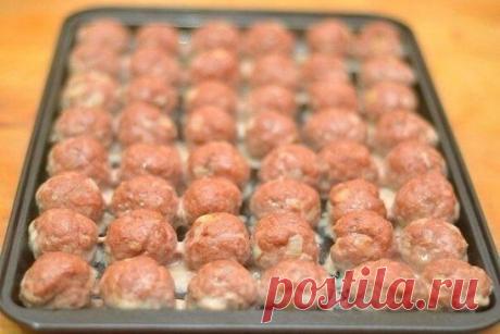 Мясные шарики из говяжьего фарша под сливочным соусом
Ингредиенты:
Говяжий фарш 1 кг;
Лук репчатый 1 шт;
Масло сливочное 30 г;
Хлебные крошки 60 г;
Яйцо 2 шт;
Соль по вкусу;
Чёрный перец по вкусу;
Мускатный орех по вкусу;
Лимон (цедра) 1 ч.л.;
Бульон 500 мл;
Сливки жирные 125 мл;
Мука 2 ст.л.;
Приготовление:
1.Время приготовления - 45 минут
2.Мелко нарежьте лук.
!1!жарьте его, пока не станет мягкий и прозрачный.
4.Уберите лук в холодильник, чтобы он хорошо остыл.
5.Добавьте в фарш лук, яйца,