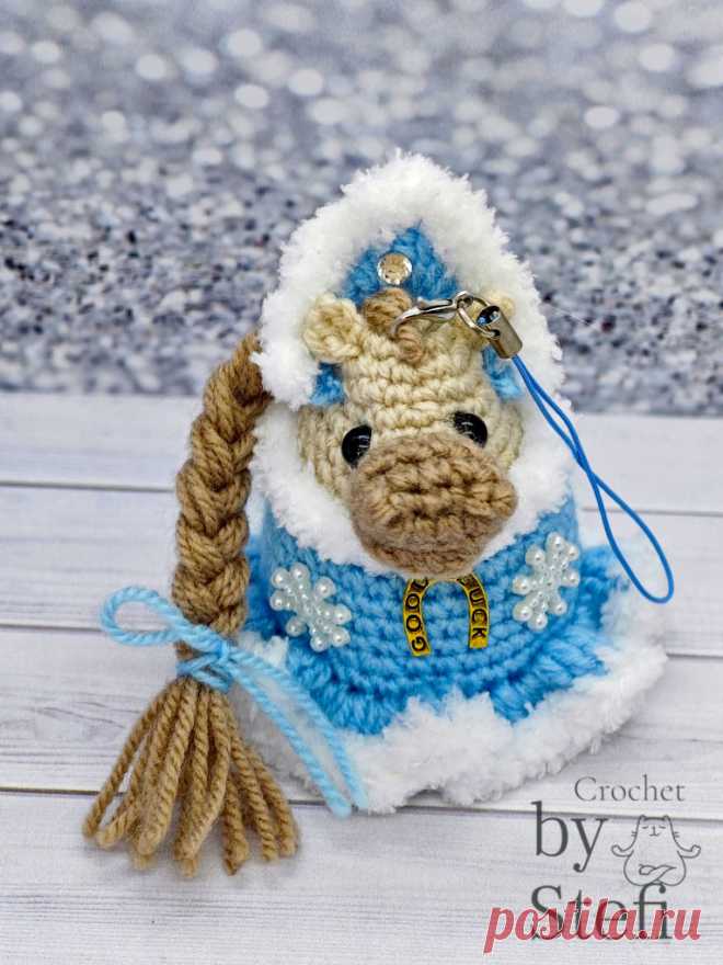 PDF Лошадка в костюме Снегурочки крючком. FREE crochet pattern; Аmigurumi toy patterns. Амигуруми схемы и описания на русском. Вязаные игрушки и поделки своими руками #amimore - маленькая лошадь к Новому году, новогодняя лошадка из обычной пряжи, конь, ёлочная игрушка.