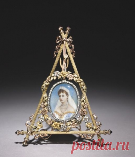 Triangular Frame with Portrait of Czarina Alexandra Feodorovna firm of Peter Carl Fabergé (Russian, 1846-1920) | Catherine Tripp приколол(а) это к доске Faberge