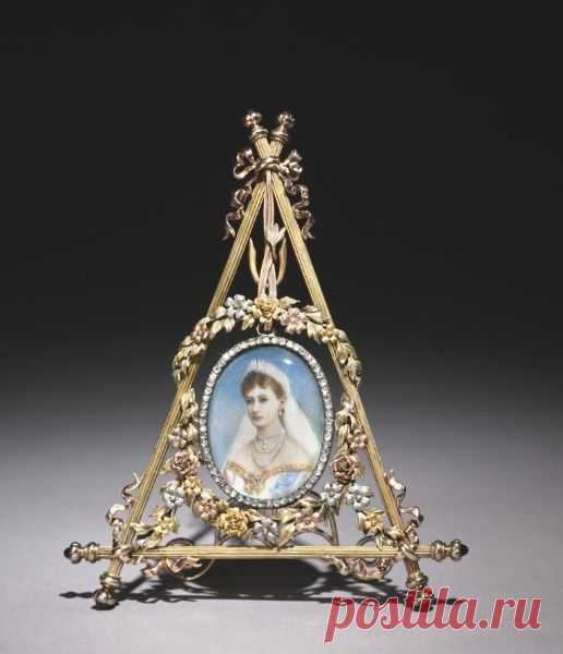 Triangular Frame with Portrait of Czarina Alexandra Feodorovna firm of Peter Carl Fabergé (Russian, 1846-1920) | Catherine Tripp приколол(а) это к доске Faberge