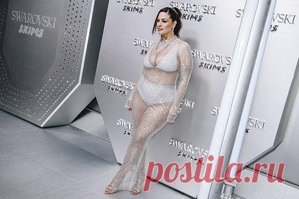 Плюс-сайз-модель Эшли Грэм вышла в свет в прозрачном платье. Плюс-сайз-модель Эшли Грэм посетила открытие нового магазина ювелирного бренда Swarovski в Нью-Йорке в откровенном наряде. 36-летняя манекенщица вышла в свет в белом прозрачном платье длины миди, которое обтягивало ее фигуру. При этом сквозь изделие просвечивалось белье звезды в тон образу.