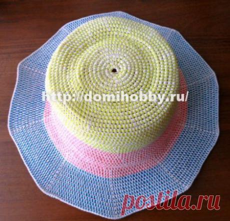 Шляпа связанная из пластиковой веревки и тонких ниток