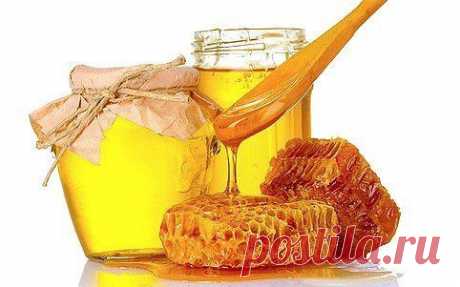 Вкусное средство против кашля
- возьмите по 1 стакану меда, сока черной редьки, свеклы, моркови, все смешайте в стеклянной банке и принимайте по 1 столовой ложке 3 раза в день.
- смесь не глотайте сразу, а подержите ее 3 минуты во рту;
- храните смесь в прохладном месте.