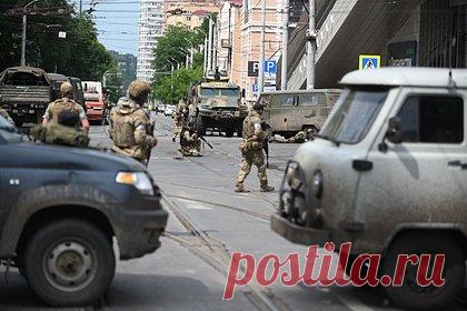 В Ростове-на-Дону рассказали о нюансах ремонта дорог после ухода ЧВК «Вагнер». В Ростове-на-Дону 11 бригад занялись восстановлением дорожного покрытия, которое было повреждено военной техникой во время мятежа ЧВК «Вагнер». О нюансах этих работ со ссылкой на пресс-службу мэрии города сообщает РБК. В администрации города отметили, что ремонт дорог ведется «в зависимости от погодных условий».