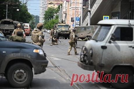 В Ростове-на-Дону рассказали о нюансах ремонта дорог после ухода ЧВК «Вагнер». В Ростове-на-Дону 11 бригад занялись восстановлением дорожного покрытия, которое было повреждено военной техникой во время мятежа ЧВК «Вагнер». О нюансах этих работ со ссылкой на пресс-службу мэрии города сообщает РБК. В администрации города отметили, что ремонт дорог ведется «в зависимости от погодных условий».