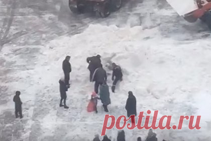 Коммунальщики из российского города засыпали ребенка снегом. Ребенок из Гатчины в Ленинградской области оказался засыпан снегом. Очевидцы утверждают, что в произошедшем виноваты водители уборочной техники, содержимое которой попало на пострадавшего. В сеть попало видео, на котором группа людей с лопатами помогает мальчику выбраться из сугроба.