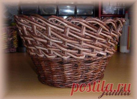 Косое плетение из газет на примере плетеной корзинки