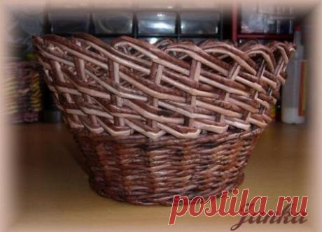 Косое плетение из газет на примере плетеной корзинки