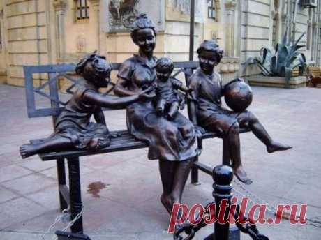 Памятник маме