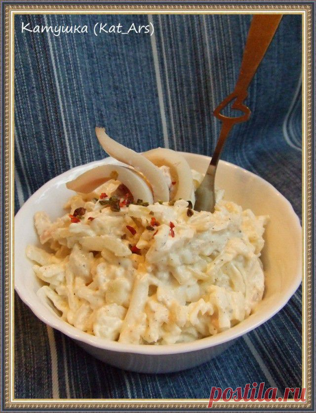 Салат с маринованным луком и кальмаром