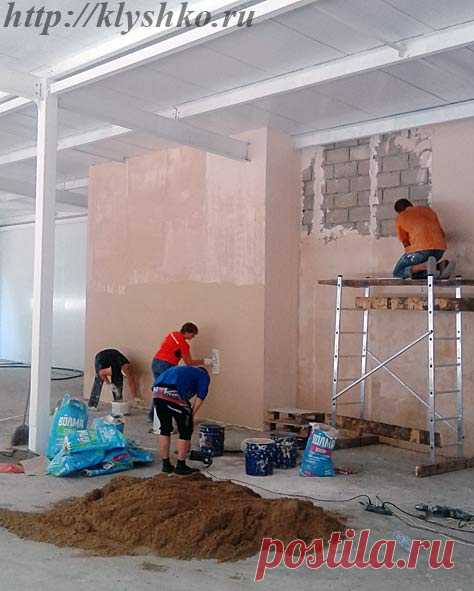 Штукатурка стен из газобетонаВ свое время  я работал штукатуром, но не было опыта оштукатуривания поверхностей из газобетонных блоков и им подобных материалов, поэтому мне было интересно разобраться в этом вопросе. В статье «Как штукатурить газобетон» расписано почему появляются трещины и что надо сделать, чтоб цементно-песчаный раствор надежно сцепился с пористой поверхностью из газоблоков.