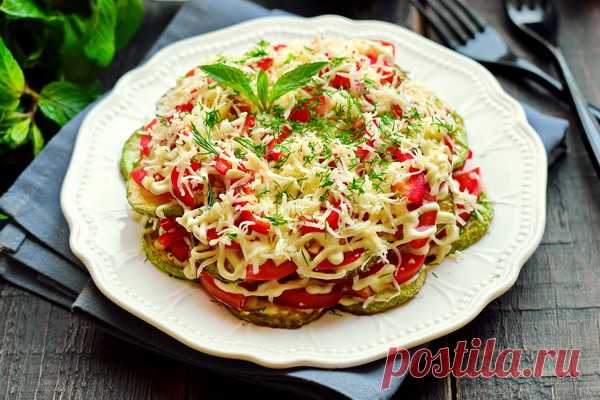 Салат из жареных кабачков с помидорами и сыром – рецепт с фото