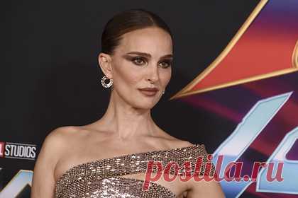 В США приостановили съемки сериала с Портман из-за угроз от местных жителей. Съемки сериала «Леди в озере» (Lady in the Lake) в Балтиморе приостановили из-за угроз от местных жителей. Они обещали «застрелить кого-нибудь» и вымогали у продюсеров шоу деньги в размере 50 тысяч долларов. Шоураннеры начали искать новое место для съемок, усилив меры безопасности.