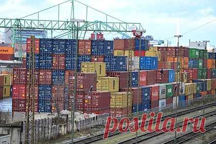 Стоимость контейнерных перевозок взлетела из-за кризиса в Красном море. Стоимость контейнерных перевозок из Азии в Европу подорожала вдвое на фоне кризиса в Красном море, связанным с участившимися случаями ракетных атак йеменских повстанцев-хуситов из военизированной группировки «Ансар Алла». Об этом сообщает РБК со ссылкой на данные международной платформы бронирования грузов Freightos.