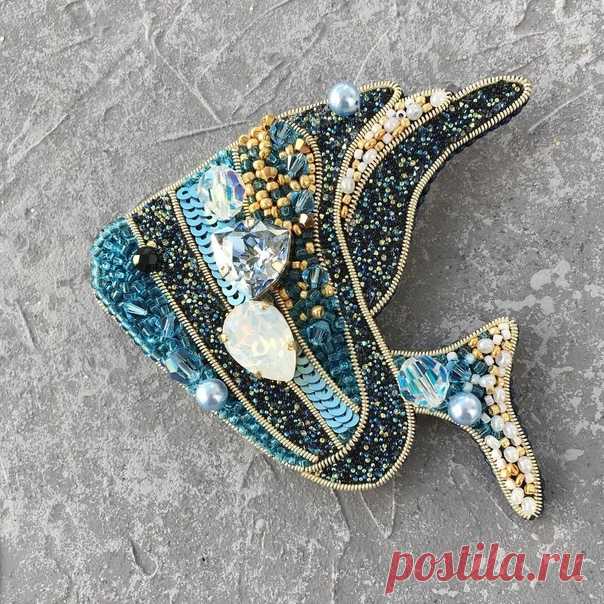 Брошки от elve_jewellery
 
Сегодня аутентичность и ручной труд ценятся в мире украшений как никогда высоко. Те, кому надоели безликие предметы, сделанные словно под копирку, обращаются к небольшим маркам и частным мастерам, за чьими украшениями стоит история.