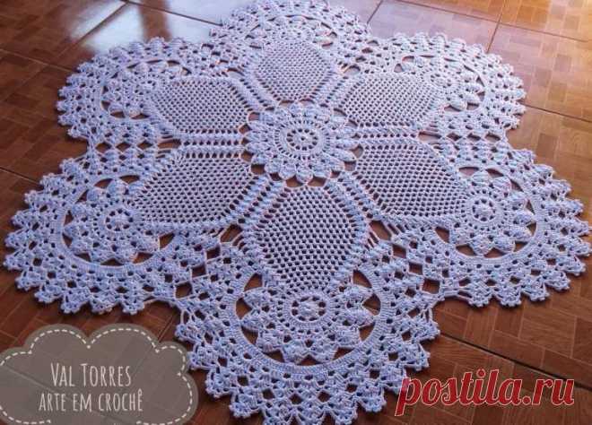 Living Room Imperial Crochet Rug - CRAFTS LOVED Crochet as you all know is a handicraft that can be used in everything, being a whole piece or being on a bar of cloth or towel for example. It is well known and practiced, and may have several modifications to make your pieces of clothing or home decor more original. Today we brought here […]