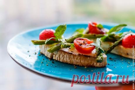 Брускетта со спаржей и мягким сыром - Кулинарные заметки Алексея Онегина Брускетта - миниатюрная закуска, которую уместно подать и на пикнике, и на званом ужине. Хороший хлеб и грамотно подобранные ингредиенты гарантируют успех!